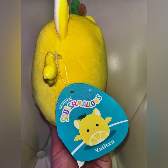YALITZA🍋🦇 Yellow Lemon Citrus Fruit Bat Original Mystery Squad Squishmellow - Picture 4 of 6
